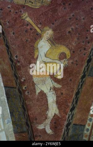 Mittelalterliche gemalte Meerjungfrauenfiguren in der Krypta der Kathedrale von Beauvais. Darstellung von Musikinstrumenten, Pfeife und tabor, Geige und Dudelsack Stockfoto