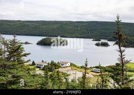 Blick auf die Inseln im Northeast Arm vom Seven Island Lookout auf NL 100 in Placentia, Neufundland & Labrador, Kanada Stockfoto