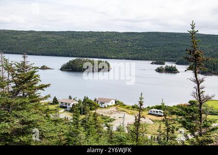 Blick auf die Inseln im Northeast Arm vom Seven Island Lookout auf NL 100 in Placentia, Neufundland & Labrador, Kanada Stockfoto