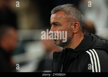 Tottenham Hotspur Stadium, London, Großbritannien. September 2024. UEFA Europa League Football, Tottenham Hotspur gegen Qarabag; Qarabag Manager Gurban Gurbanov Credit: Action Plus Sports/Alamy Live News Stockfoto