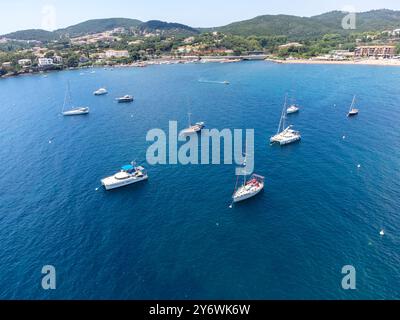 Panoramablick von oben auf das blaue Mittelmeer dea, Sandstrand der Stadt Agay, Sommerferienziel in der Nähe der roten Berge von Esterel, französische Riviera, Stockfoto