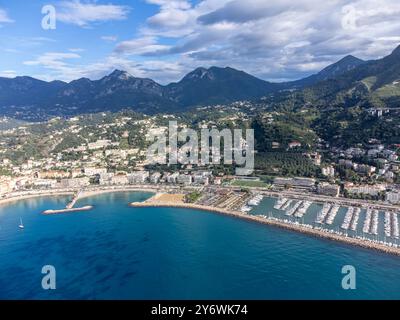 Blick aus der Vogelperspektive auf die französische Riviera, die farbenfrohe Altstadt von Menton und den Yachthafen am blauen Mittelmeer in der Nähe der französisch-italienischen Grenze, Reiseziel, Panoramablick Stockfoto