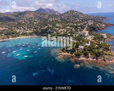 Panoramablick von oben auf das blaue Mittelmeer dea, Sandstrand der Stadt Agay, Sommerferienziel in der Nähe der roten Berge von Esterel, französische Riviera, Stockfoto