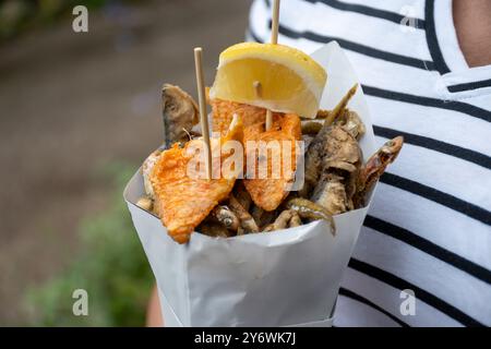 Italienisches Streetfood, verschiedene Fänge des Tages, Fisch frittiert in Papiertüten, Meeresfrüchte Stockfoto