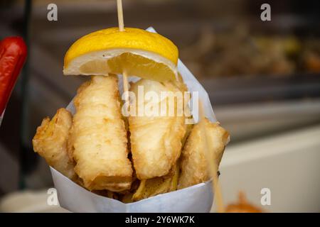 Italienisches Streetfood, verschiedene Fänge des Tages, Fisch frittiert in Papiertüten, Meeresfrüchte Stockfoto