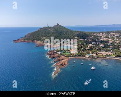 Panoramablick von oben auf das blaue Mittelmeer dea, Sandstrand der Stadt Agay, Sommerferienziel in der Nähe der roten Berge von Esterel, französische Riviera, Stockfoto