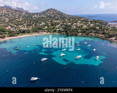 Panoramablick von oben auf das blaue Mittelmeer dea, Sandstrand der Stadt Agay, Sommerferienziel in der Nähe der roten Berge von Esterel, französische Riviera, Stockfoto