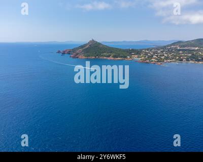 Panoramablick von oben auf das blaue Mittelmeer dea, Sandstrand der Stadt Agay, Sommerferienziel in der Nähe der roten Berge von Esterel, französische Riviera, Stockfoto