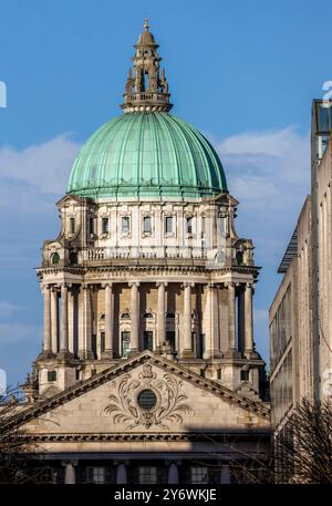 Grüne Kupferkuppel mit gekrönter Laterne, Skyline des Belfast City Hall. Denkmalgeschütztes historisches Gebäude Belfast City Centre. Stockfoto