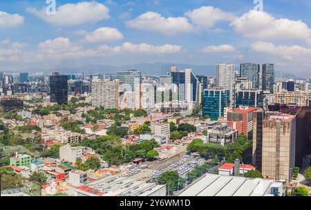 Panoramablick auf Mexiko-Stadt von oben, die weitläufige urbane Landschaft, berühmte Wahrzeichen und lebendige Kultur. Stadtlandschaft, Reisen und Stockfoto