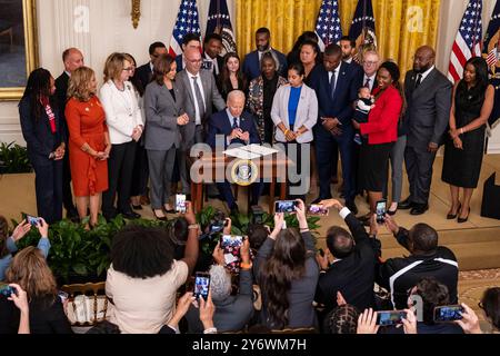 Washington, Usa. September 2024. Präsident Joe Biden unterzeichnet eine Exekutivverordnung mit Vizepräsidentin Kamala Harris (5. Von links) während einer Veranstaltung im East Room des Weißen Hauses am 26. September 2024 in Washington unterzeichnete DC-Präsident Biden eine Exekutivverordnung zur Bekämpfung von Waffengewalt in Amerika. (Foto: Samuel Corum/SIPA USA) Credit: SIPA USA/Alamy Live News Stockfoto