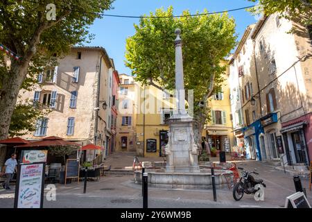 Lorgues, Frankreich - 21.09.2022: Hauptplatz im provenzalischen Dorf im Sommer Stockfoto