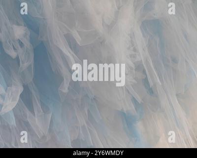 Blau-weißes Mesh-Organza-Gewebe abstrakte Textur Hintergrund Stockfoto