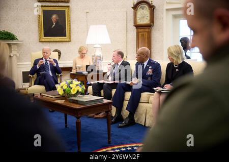 Washington, Vereinigte Staaten Von Amerika. September 2024. Washington, Vereinigte Staaten von Amerika. 26. September 2024. U. US-Präsident Joe Biden, rechts, kommentiert während eines bilateralen Treffens mit dem ukrainischen Präsidenten Wolodymyr Zelenskyy im Oval Office des Weißen Hauses, 26. September 2024 in Washington, DC Credit: Ukraine Presidential Press Office/Ukraine Presidential Press Office/Alamy Live News Stockfoto
