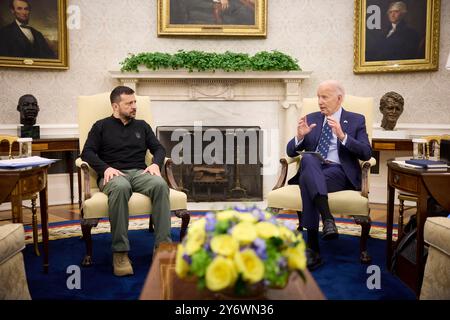 Washington, Vereinigte Staaten Von Amerika. September 2024. Washington, Vereinigte Staaten von Amerika. 26. September 2024. U. US-Präsident Joe Biden, rechts, spricht mit dem ukrainischen Präsidenten Wolodymyr Zelenskyy, links, während einer bilateralen Diskussion im Oval Office des Weißen Hauses, 26. September 2024 in Washington, DC Credit: Ukraine Presidential Press Office/Alamy Live News Stockfoto