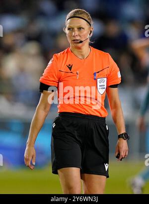 Manchester, Großbritannien. September 2024. Schiedsrichter Ewa Augustyn beim UEFA Women's Champions League Spiel im Academy Stadium in Manchester. Der Bildnachweis sollte lauten: Andrew Yates/Sportimage Credit: Sportimage Ltd/Alamy Live News Stockfoto