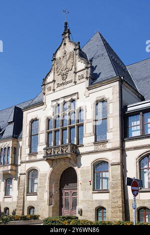 DEUTSCHLAND, QUEDLINGBURG - 06. September 2023: Historische, strenge Halle in Quedlinburg mit Wappen. Stockfoto