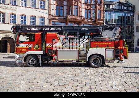 DEUTSCHLAND, QUEDLINGBURG - 06. September 2023: Moderner Feuerwehrwagen parkt im Zentrum von Quedlinburg. Stockfoto