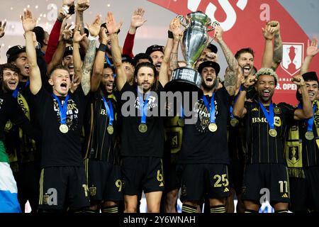 Los Angeles, USA. September 2024. LAFC feierte ihren Lamar Hunt U.S. Open Cup nach dem Sieg 3-1 gegen Sporting Kansas City am 25. September 2024 im BMO Stadium in Los Angeles, Kalifornien (Foto: Danilo Perez/SIPA USA) Credit: SIPA USA/Alamy Live News Stockfoto