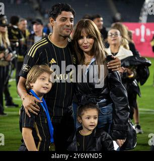 Los Angeles, USA. September 2024. Der zurückkehrende LAFC-Spieler Carlos Vela posiert mit seiner Familie, nachdem der Verein am 25. September 2024 im BMO Stadium in Los Angeles, CA. (Foto: Danilo Perez/SIPA USA) den ersten Lamar Hunt U.S. Open Cup gewonnen hat Stockfoto