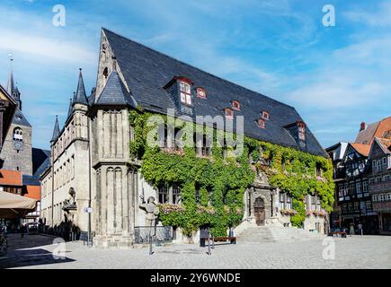 DEUTSCHLAND, QUEDLINGBURG - 06. September 2023: Historisches Quedlinburger Rathaus mit Roland-Statue. Stockfoto