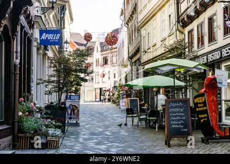 DEUTSCHLAND, QUEDLINGBURG - 06. September - 2023: Einkaufsstraße in der Innenstadt von Quedlinburg im Sommer Stockfoto