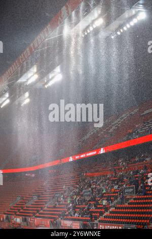 Enschede, Niederlande. September 2024. ENSCHEDE, NIEDERLANDE - 26. SEPTEMBER: Starker Regen während des zweiten Qualifikationsspiels der UEFA Women's Champions League zwischen dem FC Twente und ZNK Osijek am 26. September 2024 in de Grolsch Veste in Enschede, Niederlande. (Foto von Raymond Smit/Orange Pictures) Credit: Orange Pics BV/Alamy Live News Stockfoto