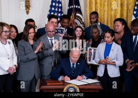 Washington, USA. September 2024. US-Präsident Joe Biden unterzeichnet eine Exekutivverordnung während einer Ansprache über Waffengewalt im East Room des Weißen Hauses in Washington, DC, USA, am Donnerstag, den 26. September. 2024. die Biden-Regierung kündigt neue Maßnahmen an, um aktive Schützen in Schulen sowie Maschinengewehrgeräte anzugehen. Fotograf: Al Drago/Pool/SIPA USA Credit: SIPA USA/Alamy Live News Stockfoto