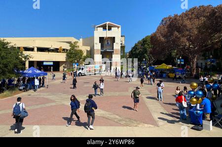 Los Angeles, USA. September 2024. Universitätsstudenten auf dem Campus der UCLA in der Nähe von ASUCLA, der University of California, Los Angeles, in Westwood, Los Angeles, Kalifornien. Die Studenten kehrten heute zum Beginn der Klassen zurück. Quelle: Stu Gray/Alamy Live News. Stockfoto