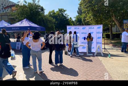 Los Angeles, USA. September 2024. Universitätsstudenten auf dem Campus der UCLA in der Nähe von ASUCLA, der University of California, Los Angeles, in Westwood, Los Angeles, Kalifornien. Die Studenten kehrten heute zum Beginn der Klassen zurück. Quelle: Stu Gray/Alamy Live News. Stockfoto