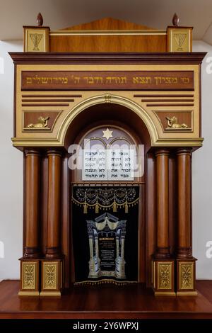 Türen der Arche aus geschnitztem Holz mit den Tora-Rollen in der Woronesch-Synagoge in Rostow am Don, Russland, 17. Februar 2021. Stockfoto