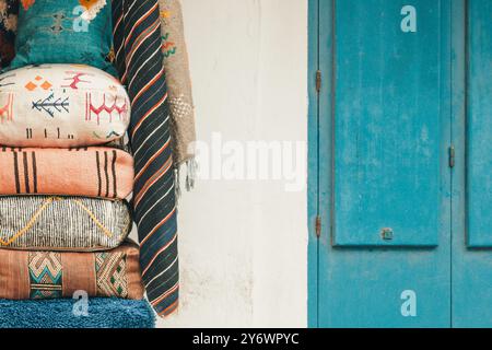 Nahaufnahme handgewebter marokkanischer Teppiche und Textilien in lebhaften Farben auf einem traditionellen Souk-Markt mit geometrischen Berbermustern und handwerklichem cr Stockfoto