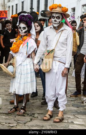 Cuetzalan, Puebla, México; noviembre 01 2021: Menschen in Kostümen, um den Tag der Toten zu feiern Stockfoto