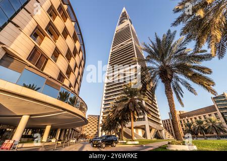 RIAD, SAUDI-ARABIEN - 30. NOVEMBER 2021: Al-Faisaliah-Turm in Riad, Saudi-Arabien Stockfoto