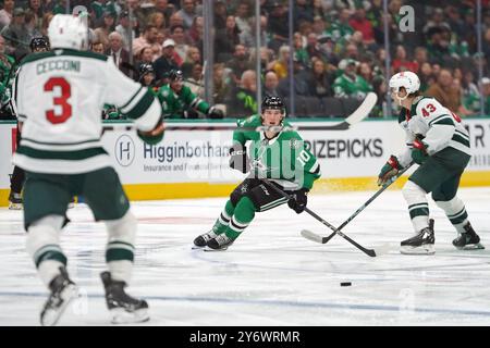 Dallas, Usa. September 2024. Oskar Bäck #10 der Dallas Stars kontrolliert den Puck während des NHL-Vorsaisonspiels zwischen den Dallas Stars und den Minnesota Wild im American Airlines Center. Die Dallas Stars besiegen Minnesota Wild mit 5:2. Am 25. September 2024 in Dallas, Texas, USA. (Foto: Javier Vicencio/Eyepix Group) Credit: Eyepix Group/Alamy Live News Stockfoto