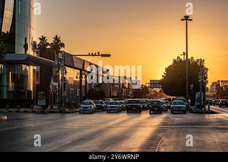 RIAD, SAUDI-ARABIEN - 30. NOVEMBER 2021: Straßenverkehr in Riad während Sonnenuntergang, Saudi-Arabien Stockfoto