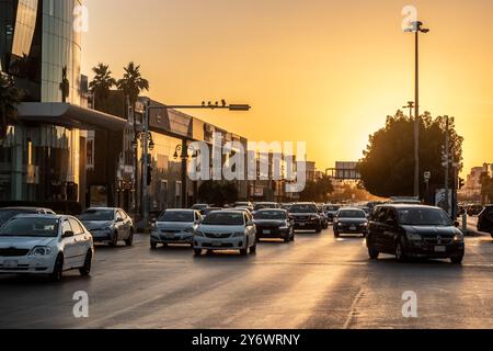 RIAD, SAUDI-ARABIEN - 30. NOVEMBER 2021: Straßenverkehr in Riad während Sonnenuntergang, Saudi-Arabien Stockfoto