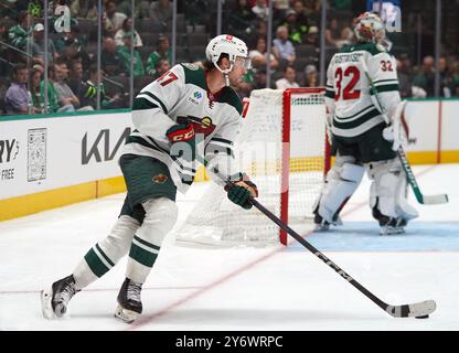 Dallas, Usa. September 2024. Declan Chisholm #47 von Minnesota Wild kontrolliert den Puck während des NHL-Vorsaisonspiels zwischen den Dallas Stars und den Minnesota Wild im American Airlines Center. Die Dallas Stars besiegen Minnesota Wild mit 5:2. Am 25. September 2024 in Dallas, Texas, USA. (Foto: Javier Vicencio/Eyepix Group) Credit: Eyepix Group/Alamy Live News Stockfoto