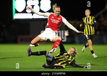 Borehamwood, Großbritannien. September 2024. Stina Blackstenius von Arsenal Women wird am 26. September 2024 im Meadow Park, Borehamwood, England, beim zweiten Spiel der UEFA Women's Champions League zwischen Arsenal Women und BK Hacken Women gefordert. Foto von Joshua Smith. Nur redaktionelle Verwendung, Lizenz für kommerzielle Nutzung erforderlich. Keine Verwendung bei Wetten, Spielen oder Publikationen eines einzelnen Clubs/einer Liga/eines Spielers. Quelle: UK Sports Pics Ltd/Alamy Live News Stockfoto