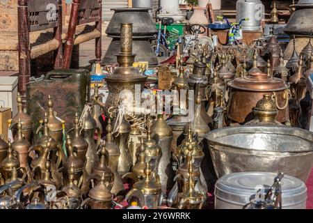 Antiquitäten zum Verkauf am Souq Al Zel Markt in Riad, Saudi-Arabien Stockfoto