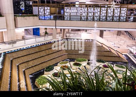 RIAD, SAUDI-ARABIEN - 2. DEZEMBER 2021: Innenraum des King Khalid International Airport in Riad, Saudi-Arabien Stockfoto