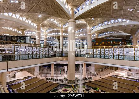 RIAD, SAUDI-ARABIEN - 2. DEZEMBER 2021: Innenraum des King Khalid International Airport in Riad, Saudi-Arabien Stockfoto