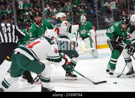 Dallas, Usa. September 2024. Marat Khusnutdinov #22 von Minnesota Wild spielt den Puck während des NHL-Vorsaisonspiels zwischen den Dallas Stars und den Minnesota Wild im American Airlines Center. Die Dallas Stars besiegen Minnesota Wild mit 5:2. Am 25. September 2024 in Dallas, Texas, USA. (Foto: Javier Vicencio/Eyepix Group/SIPA USA) Credit: SIPA USA/Alamy Live News Stockfoto