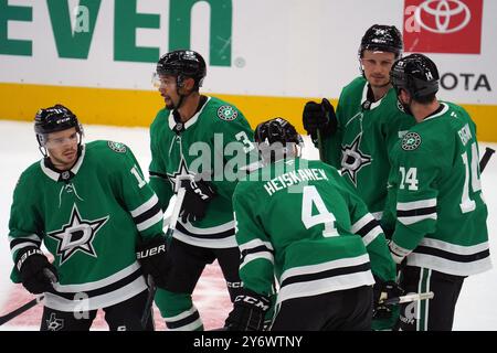 Dallas, Usa. September 2024. Die Spieler der Dallas Stars versammeln sich auf dem Eis während des NHL-Vorsaisonspiels zwischen den Dallas Stars und den Minnesota Wild im American Airlines Center. Die Dallas Stars besiegen Minnesota Wild mit 5:2. Am 25. September 2024 in Dallas, Texas, USA. (Foto: Javier Vicencio/Eyepix Group/SIPA USA) Credit: SIPA USA/Alamy Live News Stockfoto