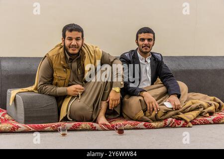 NAJRAN, SAUDI-ARABIEN - 26. NOVEMBER 2021: Einheimische Männer in Najran, Saudi-Arabien Stockfoto