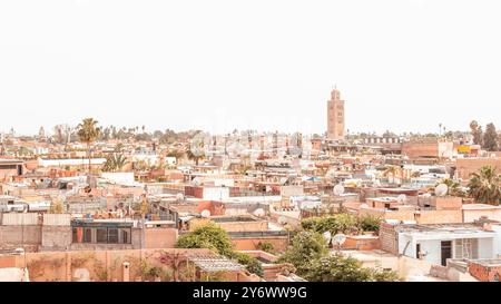 Ein Panoramablick auf die Stadt Marrakesch mit dem markanten Kutubiyya Moschee Turm, Dächern, Palmen, in der historischen Medina, aus Le Jardin Stockfoto