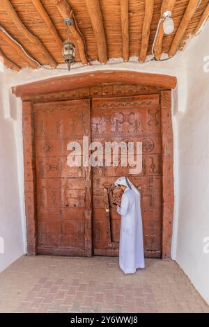 NAJRAN, SAUDI-ARABIEN - 27. NOVEMBER 2021: Tür des Amarah (Emara) Palastes in Najran, Saudi-Arabien Stockfoto