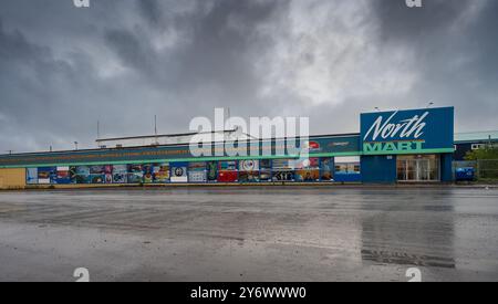 Inuvik, Northwest Territories, Kanada – 30. August 2024: Außenansicht des Kaufhauses North Mart im Stadtteil Downtown Stockfoto