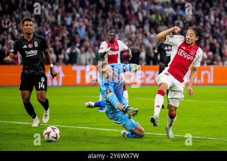 AMSTERDAM, NIEDERLANDE - 26. SEPTEMBER: Besiktas Torhüter Mert Gunok und Kian Fitz-Jim vom AFC Ajax kämpfen am 26. September 2024 in der Johan Cruijff Arena in Amsterdam um den Ball während des Phase MD1-Spiels der UEFA Europa League 2024/25 League zwischen AFC Ajax und Besiktas JK. (Foto: Rene Nijhuis) Stockfoto