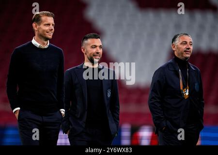 AMSTERDAM, NIEDERLANDE - 26. SEPTEMBER: AFC Ajax-Assistenztrainer Dave Vos, AFC Ajax-Cheftrainer Francesco Farioli und AFC Ajax-Assistenztrainer Daniele Cavalletto stehen vor dem Spiel der UEFA Europa League 2024/25 League Phase MD1 zwischen AFC Ajax und Besiktas JK am 26. September 2024 in der Johan Cruijff Arena in Amsterdam, Niederlande. (Foto: Rene Nijhuis) Stockfoto